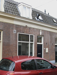 905252 Gezicht op de voorgevel van het geboortehuis van architect-meubelmaker Gerrit Rietveld (Ooftstraat 14) te Utrecht.